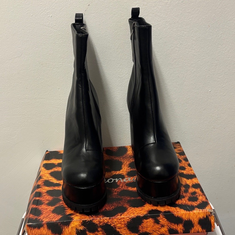 Elegant Black Heeled Boots - Picture 3 of 9